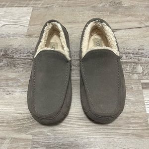 Men’s size 10 Ugg slippers
